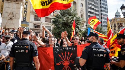 Simpatizantes falangistas, el domingo en la plaza del Ayuntamiento de Valencia durante la procesión cívica con motivo del Nou d’Octubre.