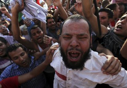 Simpatizantes de los Hermanos Musulmanes celebran la noticia de la muerte de Mubarak, a&uacute;n sin confirmar.
