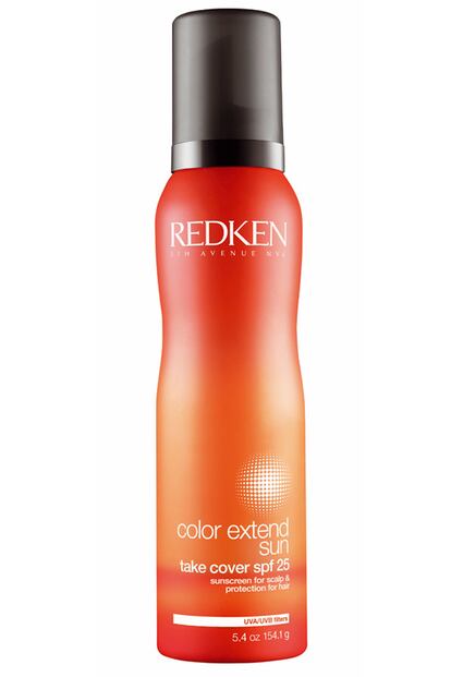 Si prefieres hidratar tu cabello con una mousse puedes usar este protector solar Take Cover SPF 25 de Redken. Debes aplicarlo con el cabello húmedo o seco al menos 30 minutos antes de la exposición solar (23,55 euros).