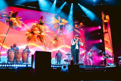El músico dominicano Juan Luis Guerra, durante su concierto en Barcelona este domingo, en una imagen cedida.