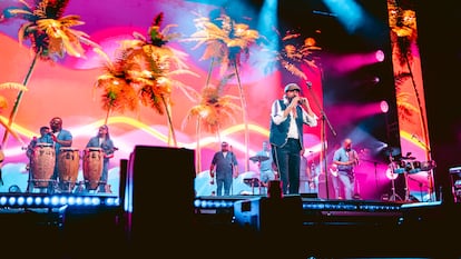 El músico dominicano Juan Luis Guerra, durante su concierto en Barcelona este domingo, en una imagen cedida.