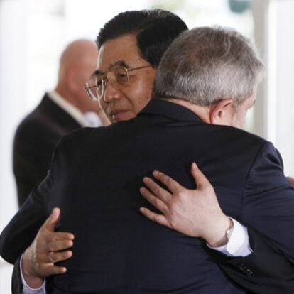 El presidente chino, Hu Jintao, y el brasileño, Lula da Silva, en la cumbre de los BRIC, en Brasilia.