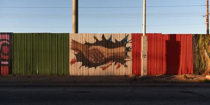 Vista de una pintada sobre la cerca fronteriza que divide al estado de Mexicali ( México) y Calexico (EEUU).