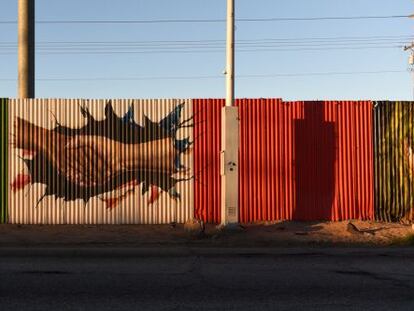 Vista de una pintada sobre la cerca fronteriza que divide al estado de Mexicali ( M&eacute;xico) y Calexico (EEUU). 