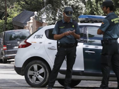 Dos agentes de la Guardia Civil en una imagen de archivo.