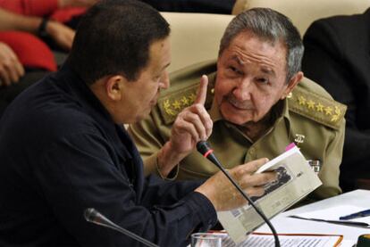 Raúl Castro (con uniforme militar) y el presidente venezolano, Hugo Chávez, el lunes en La Habana.