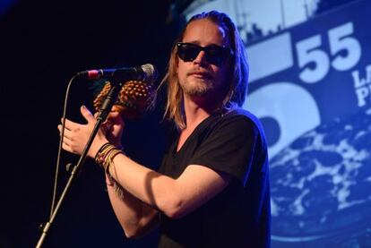 Además de cantar, en sus conciertos, Macaulay Culkin reparte pizzas y recibe botellazos