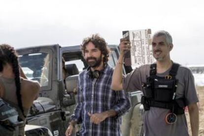 Mateo Gil, con camisa a cuadros, en el rodaje de 'Las leyes de la termodinámica'.