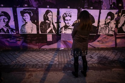 Mural feminista en Ciudad Lineal (Madrid) en marzo de 2021, que partidos de derecha quisieron borrar. De izquierda a derecha: Liudmila Pavlichenko, Kanno Sugako, Gata Cattana, Frida Kahlo y Nina Simone. 