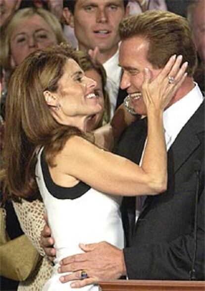 Schwarzenegger abraza a su esposa, Maria Shriver, al celebrar su victoria.