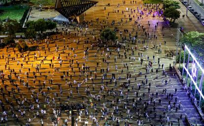 Manifestantes protestan con máscaras y guardando la distancia social por el coronavirus en la plaza de Rabin en Tel Aviv (Israel).