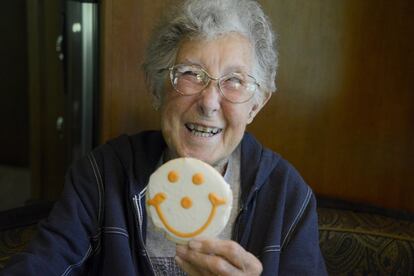 Norma Bauerschmidt mostra uma de suas bolachas favoritas em Oirtersvukkem, no dia 13 de junho. Bauerschmidt decidiu fazer uma viagem em motorhome através do país em lugar de submeter-se a um tratamento contra o câncer.