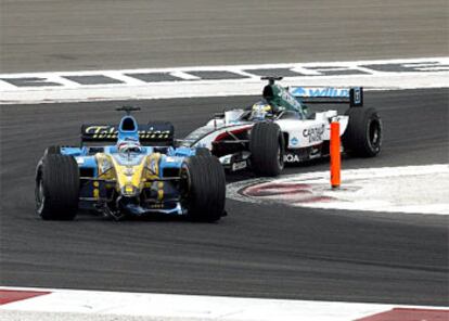 Fernando Alonso, con el alern delantero de su Renault roto, por delante del Minardi del austriaco Zsolt Baumgartner.