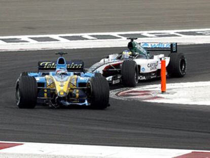 Fernando Alonso, con el alerón delantero de su Renault roto, por delante del Minardi del austriaco Zsolt Baumgartner.