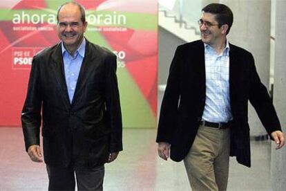 El presidente del PSOE, Manuel Chaves (izquierda), y el líder del PSE, Patxi López, en la clausura del congreso.