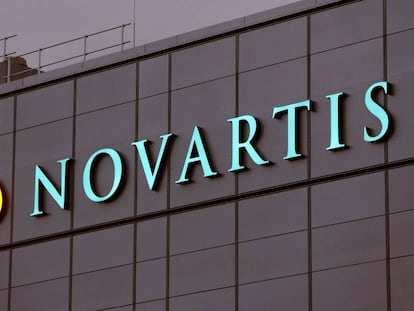 Logo de Novartis en una de sus oficinas en Suiza