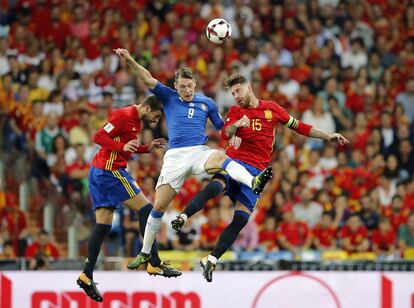 El italiano Andrea Belotti salta a por la pelota con el español Sergio Ramos.