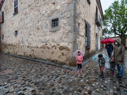 Una familia pasea por el centro de Òrrius, en el Maresme.