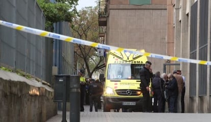 Una ambulancia, en la puerta del instituto Joan Fuster.