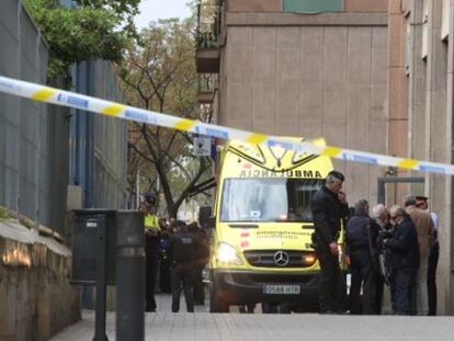 Una ambulancia, en la puerta del instituto Joan Fuster.