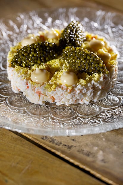 Ensaladilla de king crab imperial con caviar de Casa Natalia.