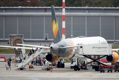 Varios pasajeros desembarcan de un Boeing 757-300 de Cóndor Airlines, filial de Thomas Cook, en el aeropuerto de Düsseldorf, en Alemania.