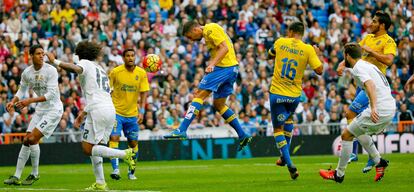 El centrocampista de Las Palmas Hernán Santana (c) marca el primer gol de su equipo frente al Real Madrid.