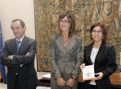 Idoia Zenarruzabeitia entrega el proyecto de presupuestos de 2008 a la presidenta del Parlamento, Izaskun Bilbao.