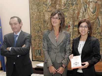 Idoia Zenarruzabeitia entrega el proyecto de presupuestos de 2008 a la presidenta del Parlamento, Izaskun Bilbao.