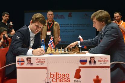 Magnus Carlsen y Serguéi Kariakin al comienzo de su partida, mientras los observa el director del torneo, Juan Carlos Fernández