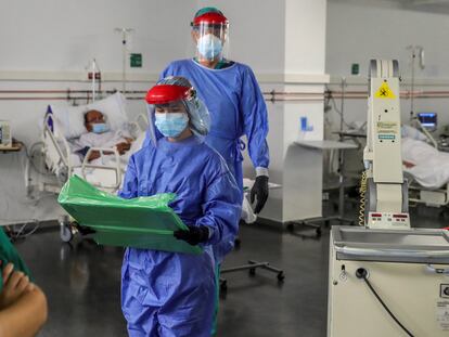Personal sanitario durante su jornada de trabajo en una planta del Hospital Puerta de Hierro el 10 de abril.