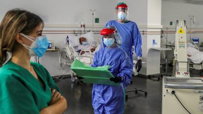 Personal sanitario durante su jornada de trabajo en una planta del Hospital Puerta de Hierro el 10 de abril.