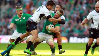 Heaslip lucha entre dos jugadores rumanos.