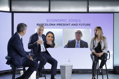 Pere Navarro (centro), delegado especial del Estado en el CZFB, y Eva Menor (derecha), diputada del área de Economía, Turismo y Comercio de la Diputación de Barcelona, durante la edición de octubre de 2020 de BNEW (Barcelona New Economy Week).
