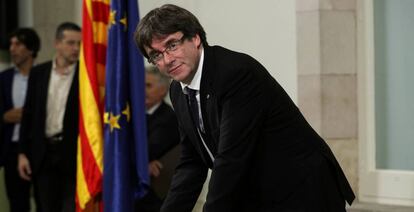 Carles Puigdemont firmando la declaración de independencia el 10 de octubre.