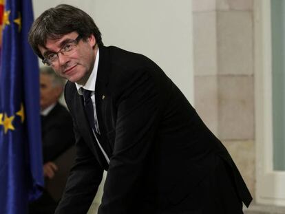 Carles Puigdemont firmando la declaración de independencia el 10 de octubre.