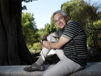 Mariano Sánchez, al pie de un olmo del Cáucaso en el Jardín Botánico.
