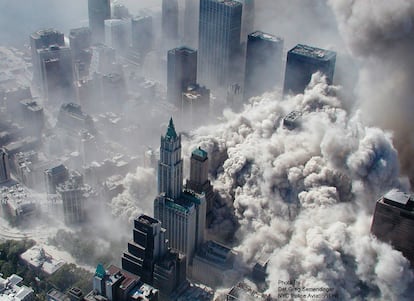 Imagen tomada por el departamento de policía de Nueva York y obtenida cedida a la cadena ABC que muestra una vista aérea del atentado terrorista contra las torres del World Trade Center.