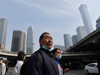 Un hombre espera en un cruce de peatones en Pekín este martes