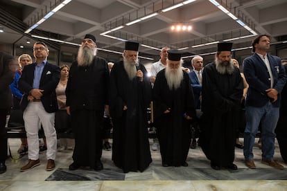 Varios popes asisten al mitin de cierre de campaña del partido Niki (ultraconservador), en Atenas, el jueves 22 de junio de 2023.