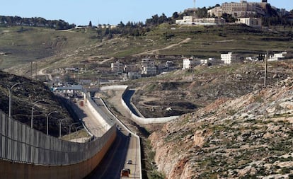 Carretera segregada para israelíes y palestinos en Jerusalén Este.