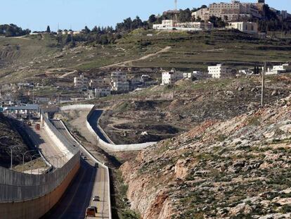 Carretera segregada para israelíes y palestinos en Jerusalén Este.