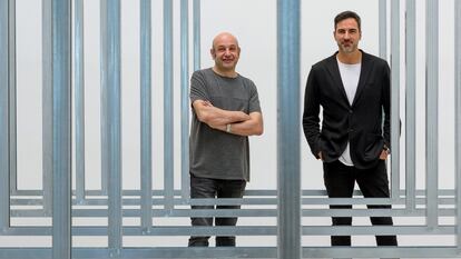 Carlos Quintáns, a la izquierda, e Iñaqui Carnicero, autores del galardonado Pabellón español en la Bienal de Arquitectura de Venecia. 