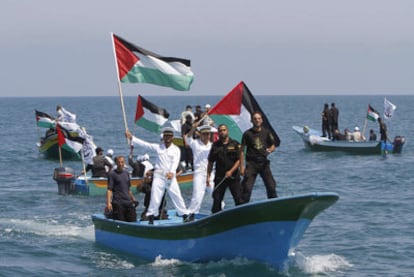 La policía marítima del Gobierno de Gaza patrulla frente a la franja a la espera de la <i>flotilla de la libertad</i>.