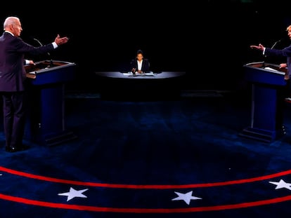 Joe Biden (a la izquierda) y Donald Trump, durante el primer debate para las elecciones presidenciales de 2020.