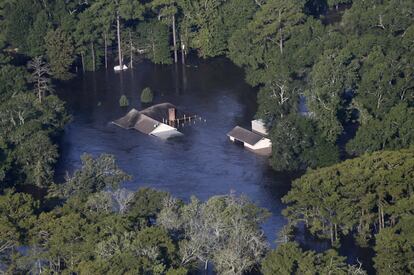 Una teulada d'un habitatge apunta entre l'aigua a la ciutat d'Orange (Texas), el 31 d'agost.