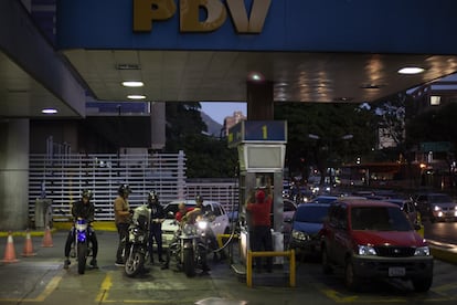 Automovilistas cargan gasolina en una estación de PDVSA en Caracas, Venezuela.