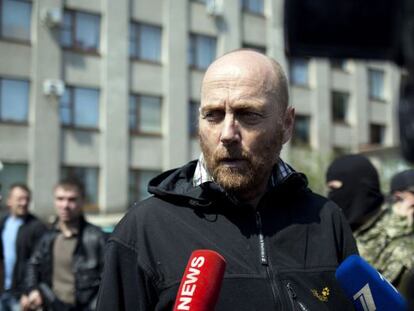Axel Schneider, um dos inspetores libertados, em Slavyansk.