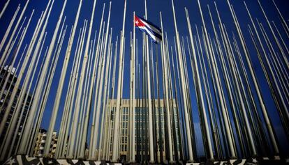 Una bandera cubana ondea entre varios mástiles vacíos cerca de la Sección de Intereses de EE UU en La Habana.