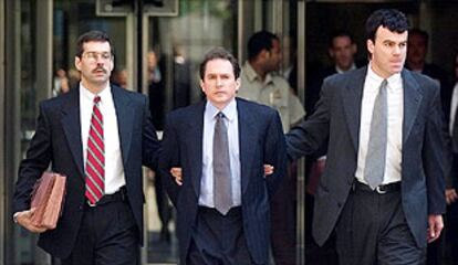 El ex director financiero de WorldCom, Scott Sullivan, detenido por agentes de FBI.